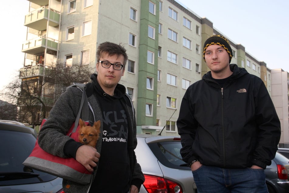 Mieter David (22, l.) sein Kumpel Phillip (18) wurden im Heidenauer Mietshaus Opfer eines Feueranschlags. Gegen die mutmaßlichen Täter verhandelt jetzt das Landgericht Dresden.