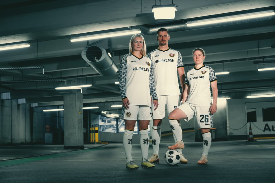 Anne-Sophie Gleisberg (25, l.), Stefan Kutschke (37, M.) und Patricia Appel (30,) präsentieren das Auswärtstrikot von Dynamo Dresden.