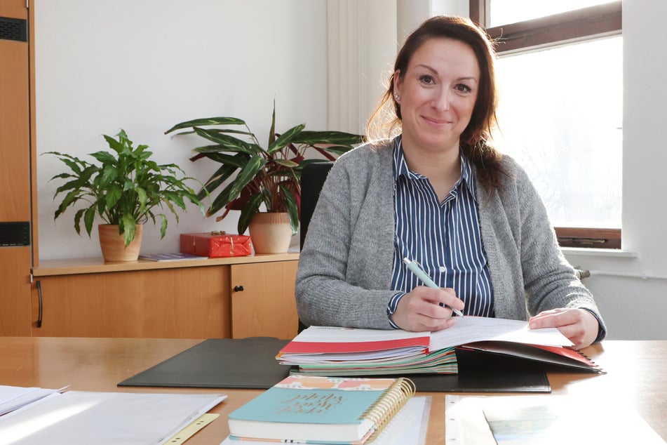 Die Einzugsgeschenke sind noch gar nicht alle ausgepackt: Bürgermeisterin Juliane Mazalla (43) im neuen Büro.