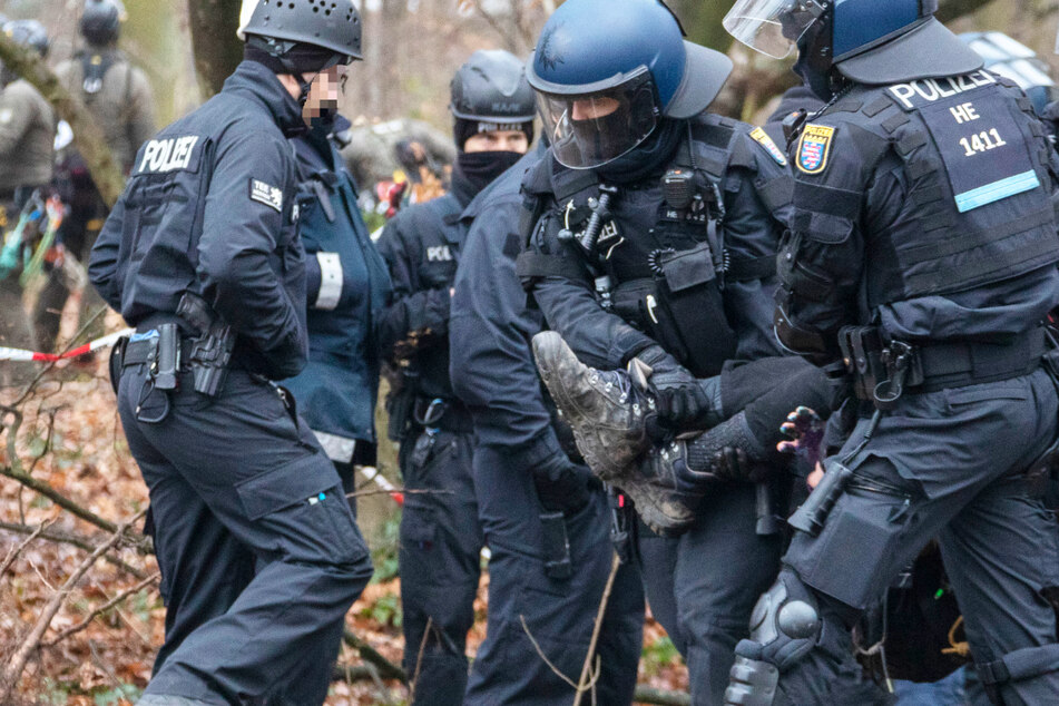 Zahlreiche Polizisten waren im Einsatz, um die Besetzung des Fechenheimer Waldes in Frankfurt am Main durch Umweltaktivisten zu beenden.