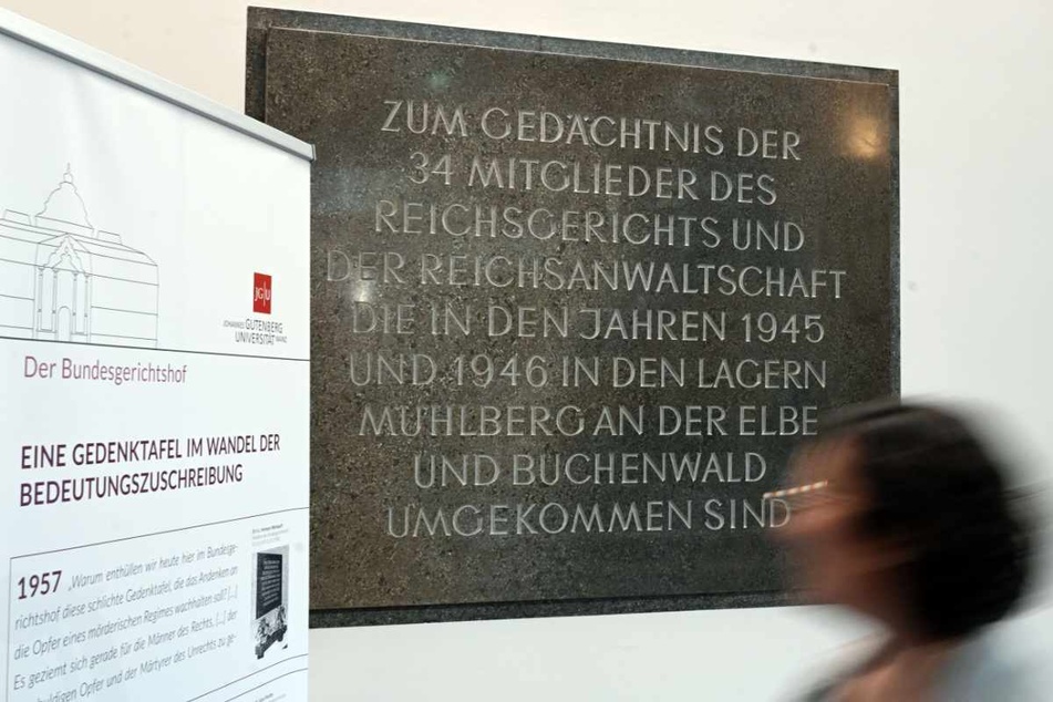 Karlsruhe: Im Palais des Bundesgerichtshofs hängt eine umstrittene Gedenktafel, mit der an NS-Juristen erinnert wird, die nach dem Zweiten Weltkrieg im Gefangenenlager starben.