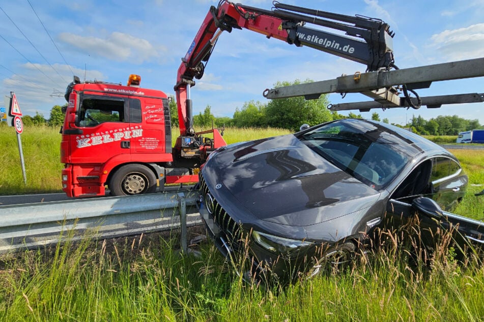 Der Mercedes musste nach dem Unfall abgeschleppt werden.