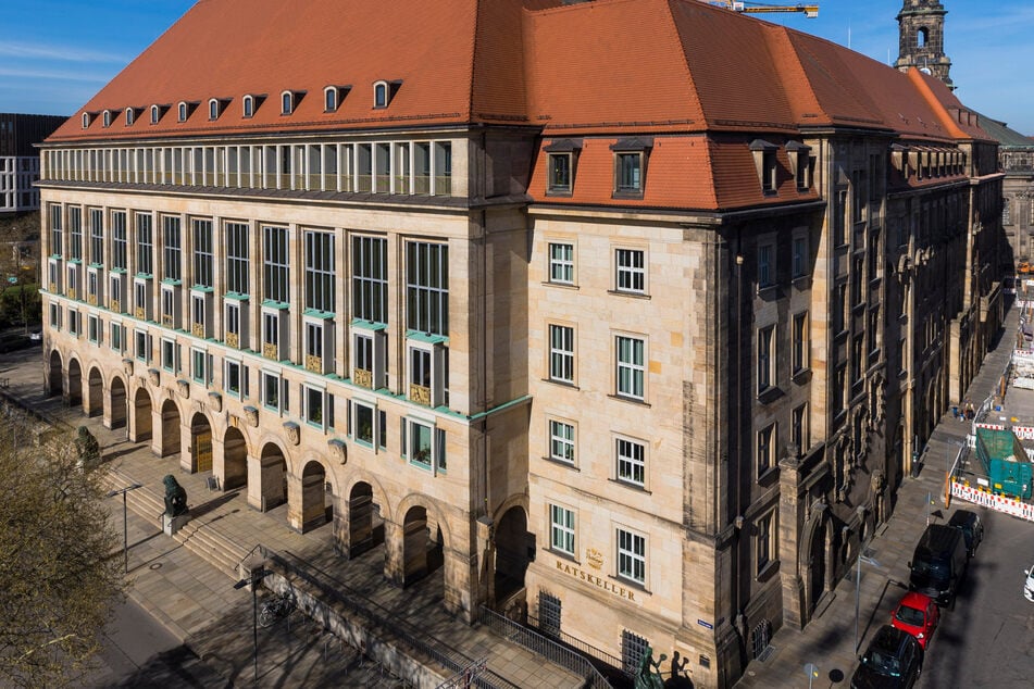 Der Stadtrat tagt im Rathaus. Davor soll es eine Demo gegen Kürzungen geben.