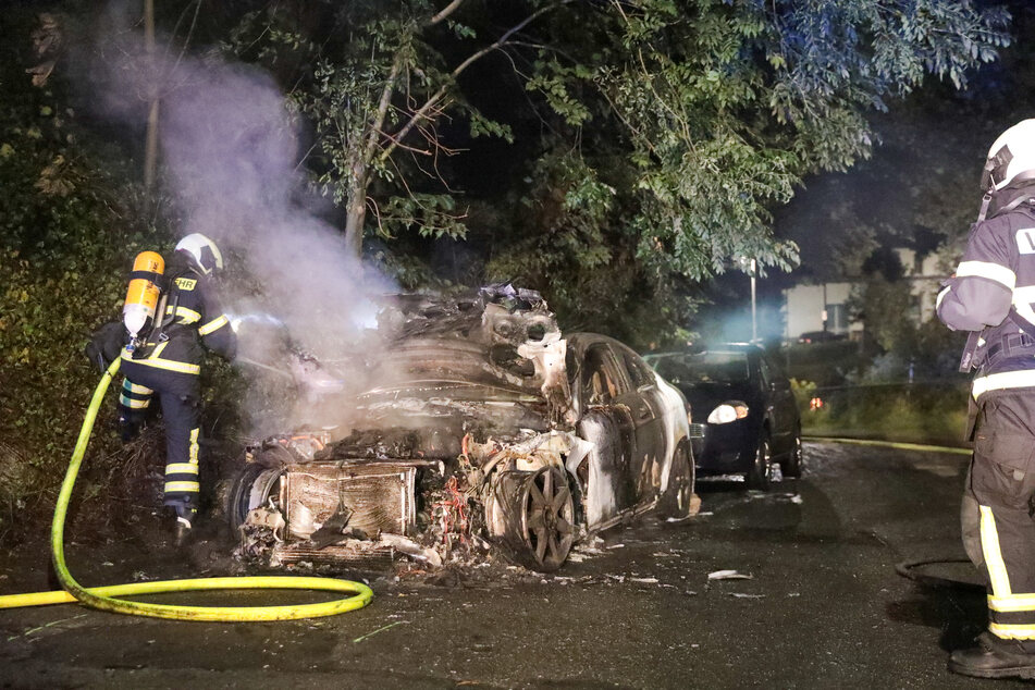 Die Feuerwehr hat den Autobrand gelöscht.