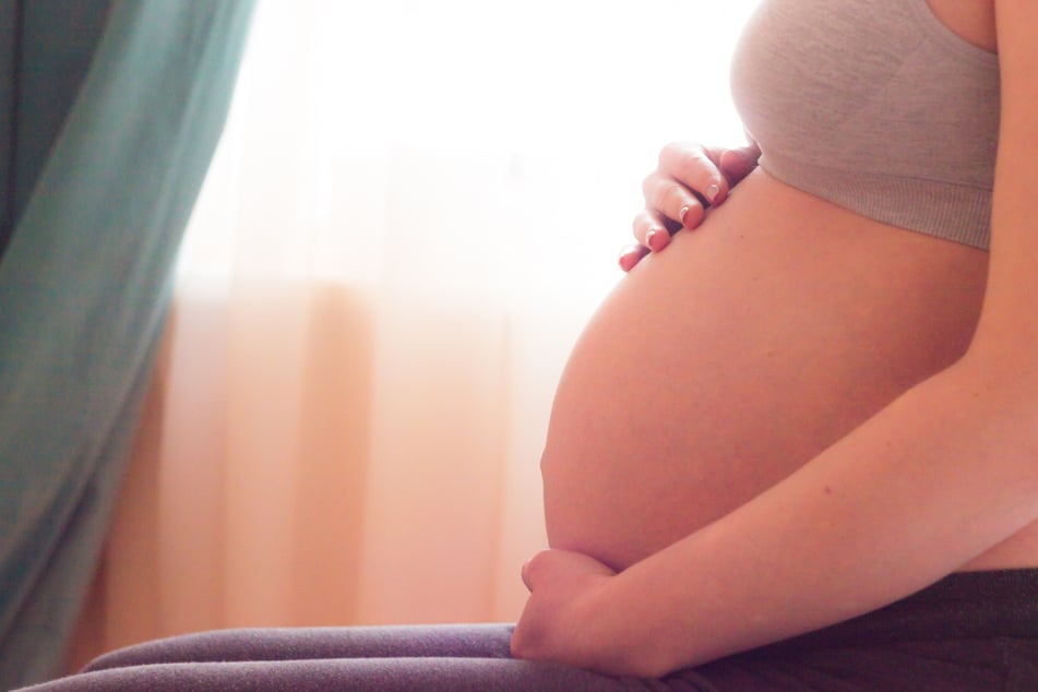 Für Schwangere stellt eine Infektion mit Ringelröteln ein großes Risiko dar.