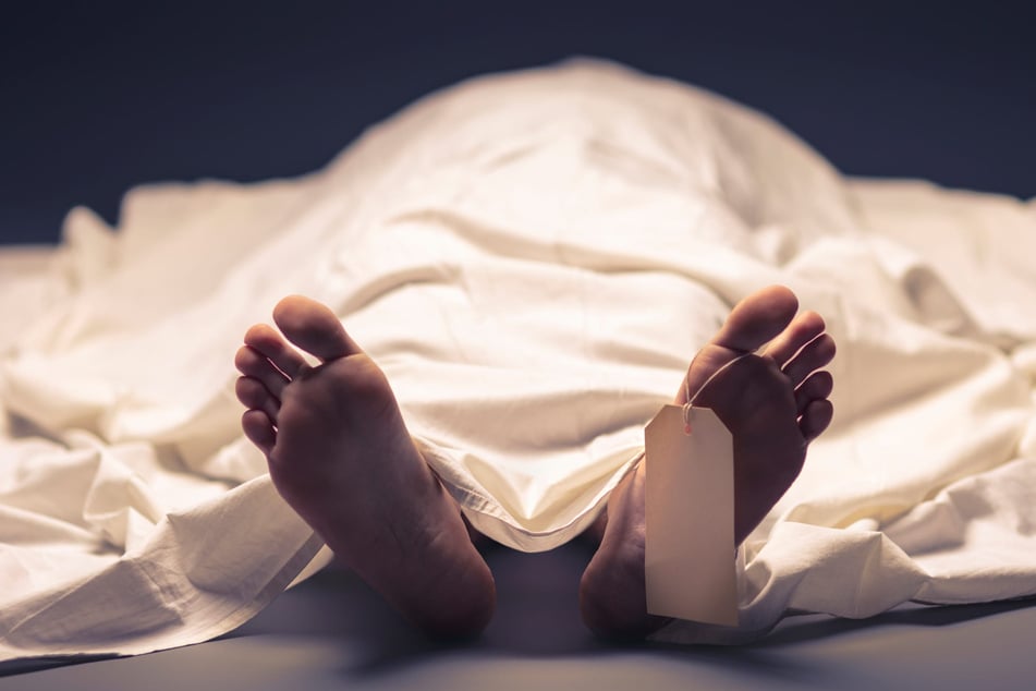 Die Frau starb 30 Minuten nach dem Start und wurde in die Bordküche verlagert. (Symbolbild)