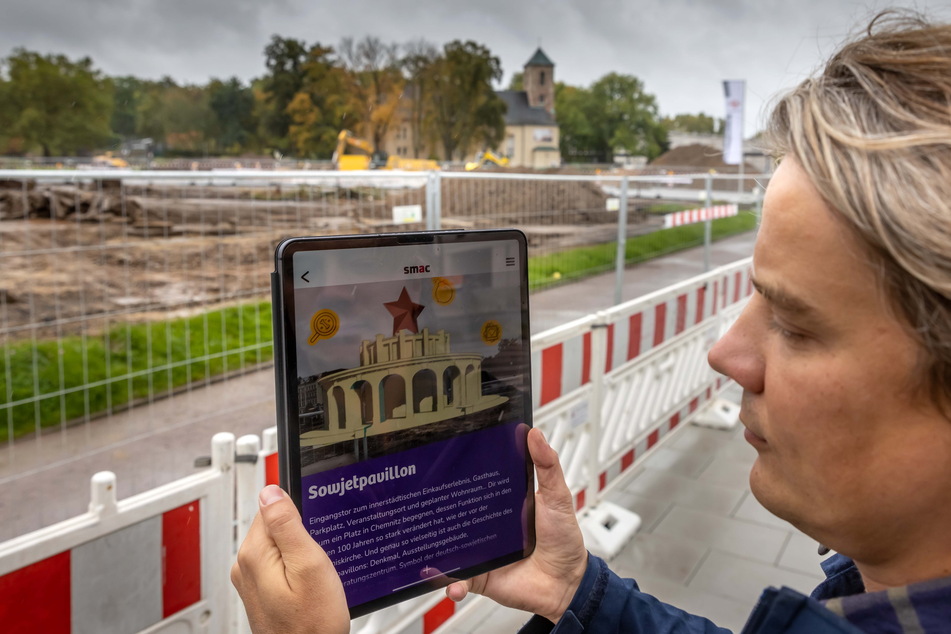 App-Entwickler Raffael Moco-Schiller begutachtet auf der Baustelle mittels Tablet den Sowjetpavillon im Jahr 1953.