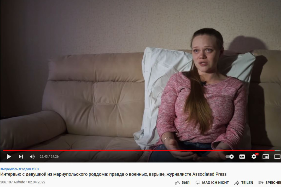 In anderen Momenten des Interviews wirkt Mariana Vishegirskaya verängstigt und weint sogar.