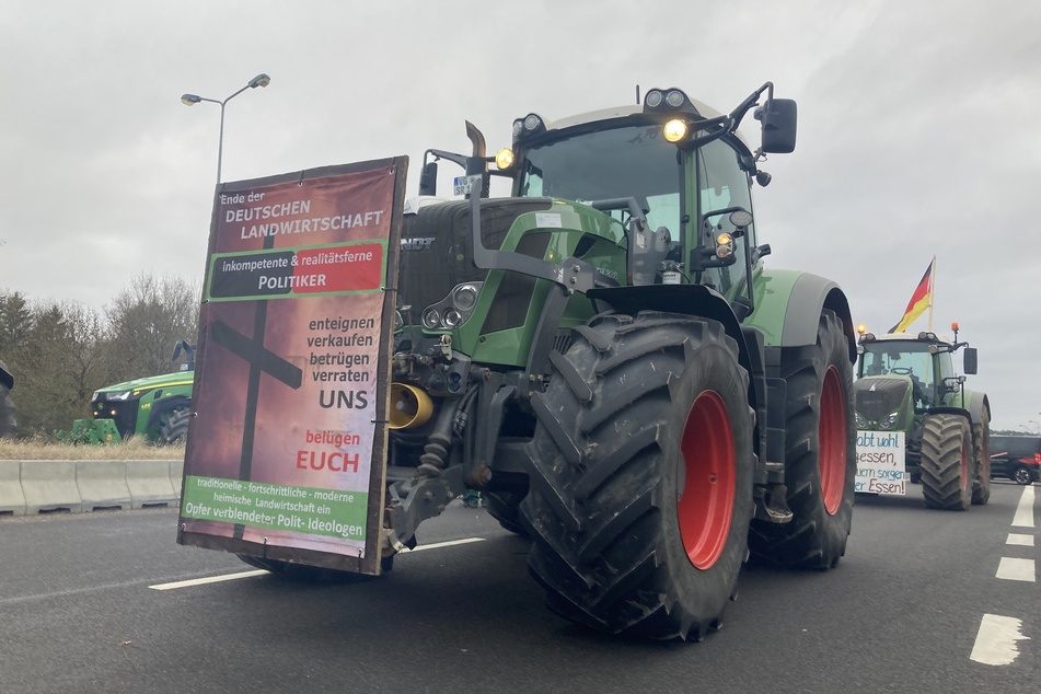 Es geht nichts mehr! Bauern blockieren Busbetrieb in Teterow