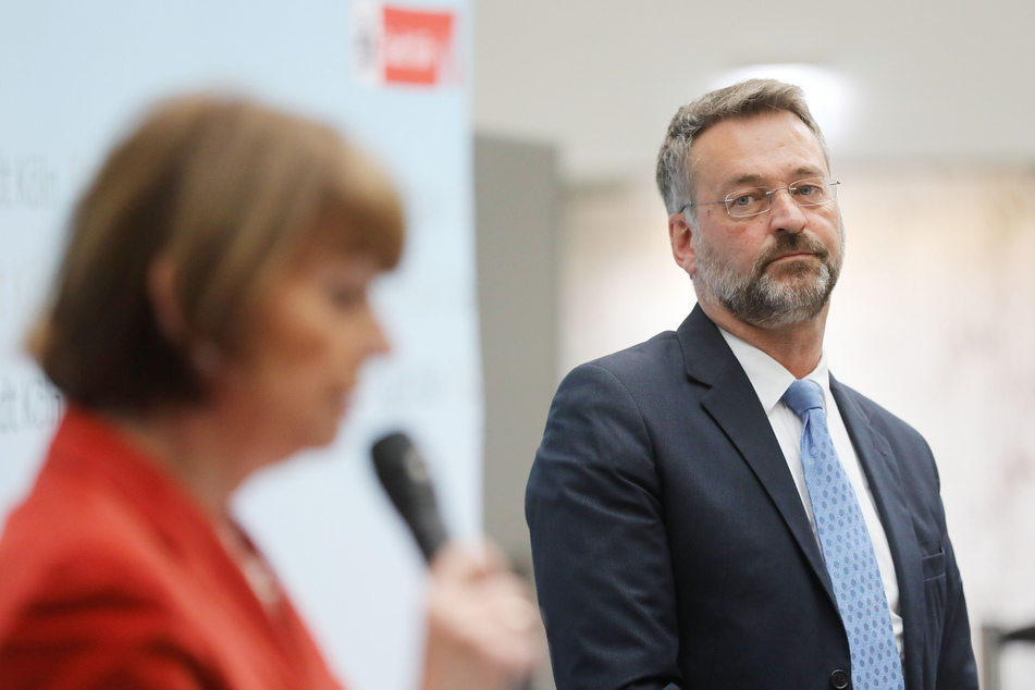 Hein Mulders (58) verfolgte auf einer Pressekonferenz im April seine Vorstellung durch Kölns Oberbürgermeisterin Henriette Reker. (Archivfoto)