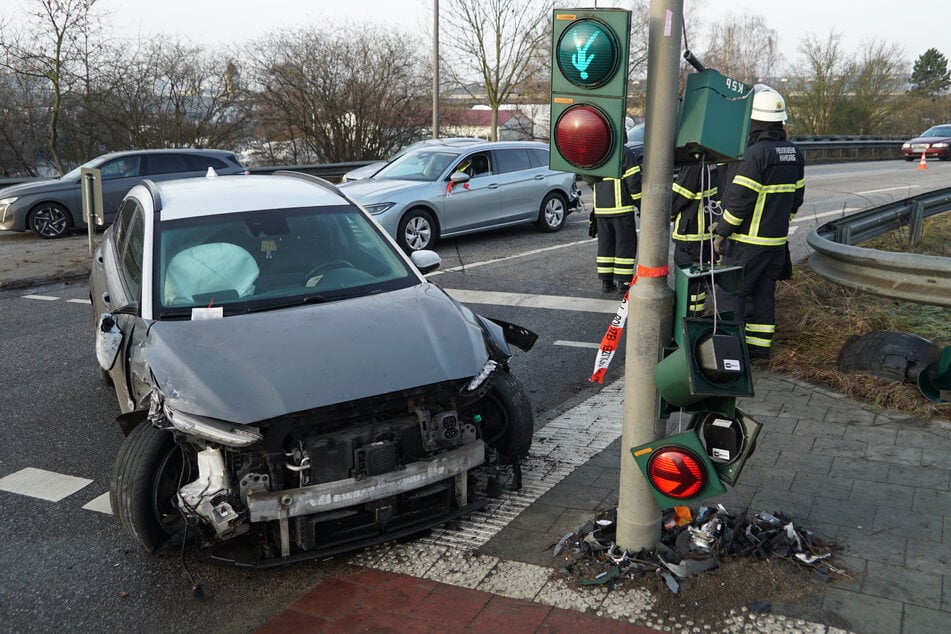 Autofahrer kracht ungebremst in Auto sowie Ampel und flüchtet