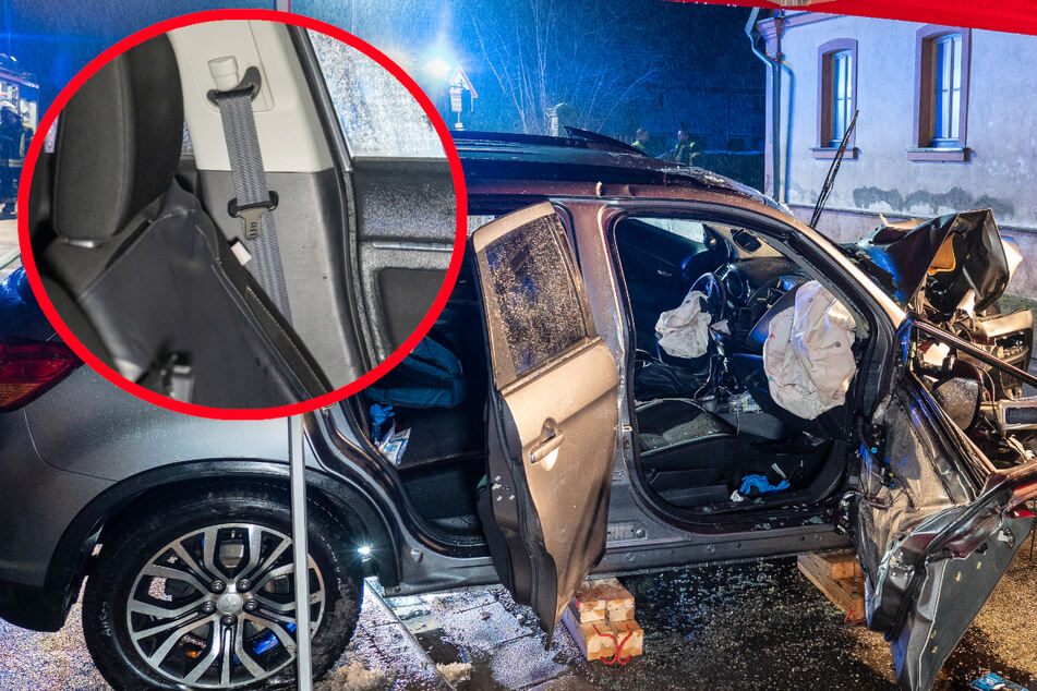 Mitsubishi kracht frontal gegen Hauswand: Fahrer durchbricht mit Kopf Frontscheibe
