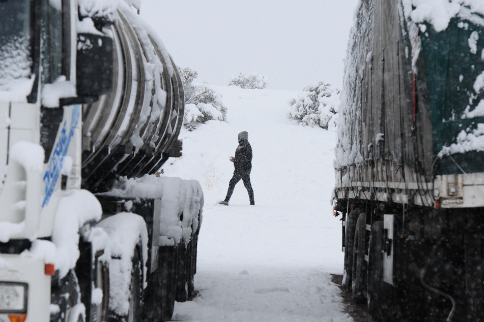 Mendoza: Lkw stehen Mitte Juli im Schnee nach einem heftigen Schneefall an der Grenze zwischen Argentinien und Chile.
