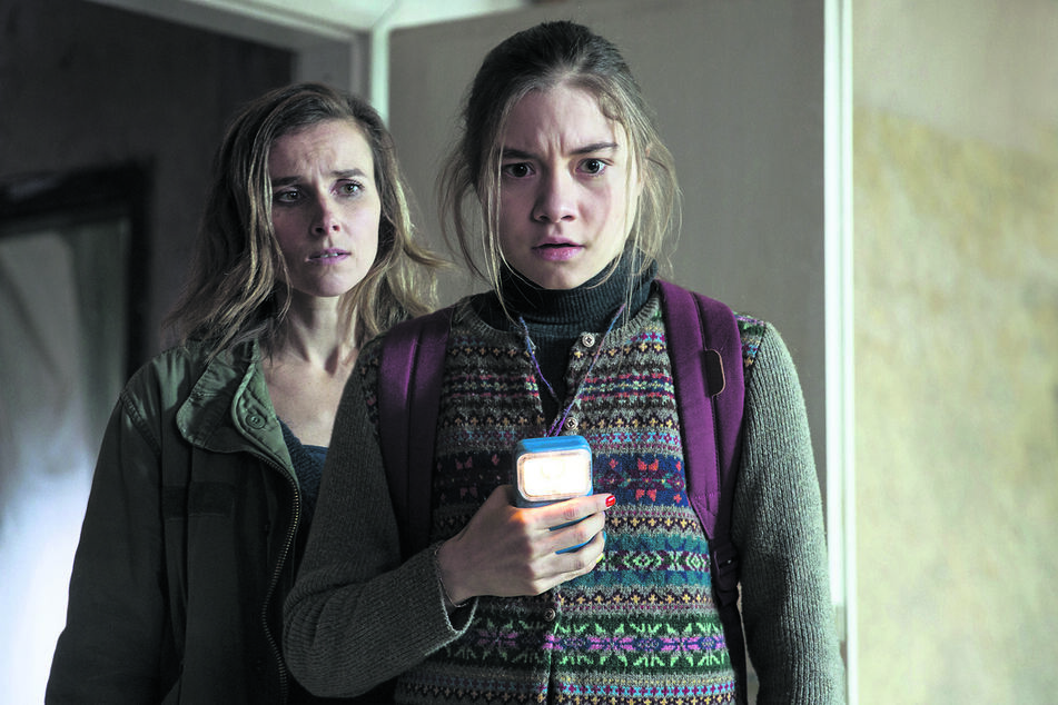 Karin Gorniak (Karin Hanczewski, l.) beobachtet Talia (Hannah Schiller), die sich mit ihrer Taschenlampe dem Tatort nähert.
