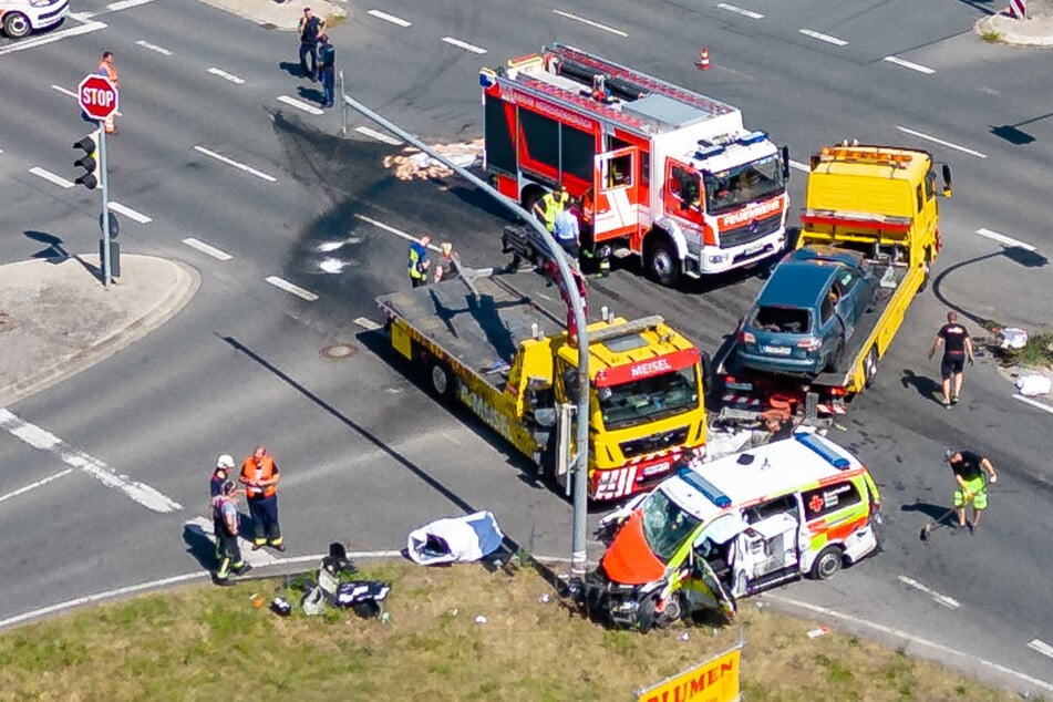 Notarzt kracht bei Einsatz mit Audi zusammen: Ärztin schwer verletzt in Klinik