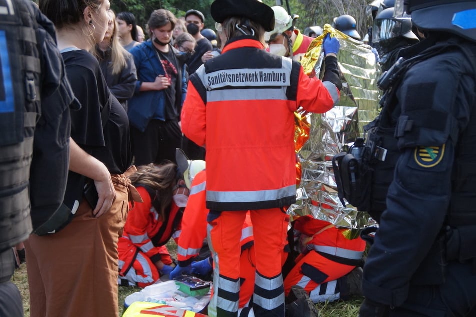 Die Eingekesselten mussten teilweise bis in die Morgenstunden im Kessel ausharren. Einige Teilnehmer mussten dabei von ehrenamtlichen Sanitätern behandelt werden.