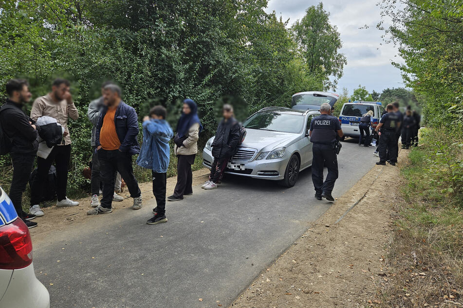 Am Donnerstag wurden in der Nähe der A4 27 unerlaubt eingereiste Personen festgestellt. Der Schleuser und weitere Migranten wurden im Erzgebirge geschnappt.