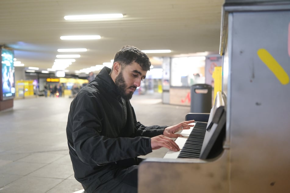 U-Bahnhöfe sind alles andere als besinnlich. Das ändert sich, wenn Abdul Rahman Alali in die Tasten greift.