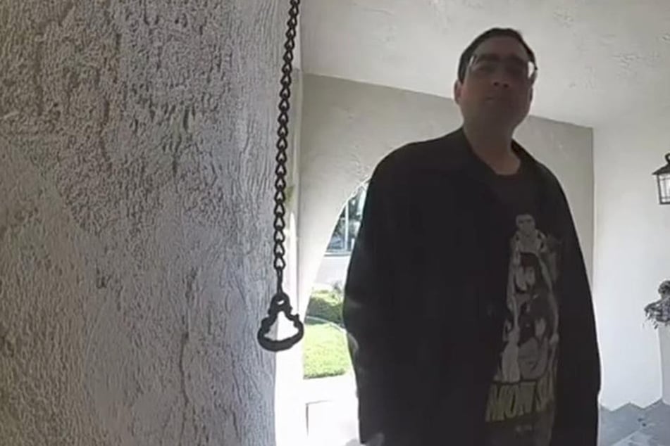 Eskalation vor laufender Kamera: Mann bedroht Familie und bricht in Haus ein