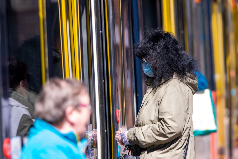 In Bussen und Bahnen herrscht Maskenpflicht. Die Polizei in Lippstadt sucht nun einen Mann, der keinen Mund-Nasen-Schutz trug und eine Frau im Bus geschlagen hat. (Symbolbild)