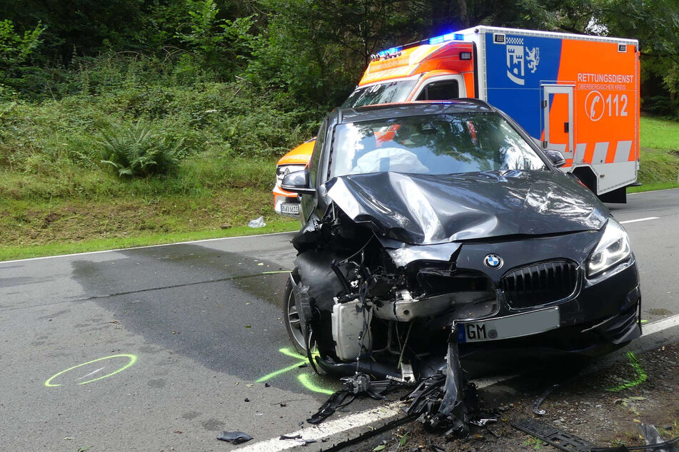 Niesanfall während der Fahrt führt zu schwerem Unfall: BMW-Fahrerin in Klinik