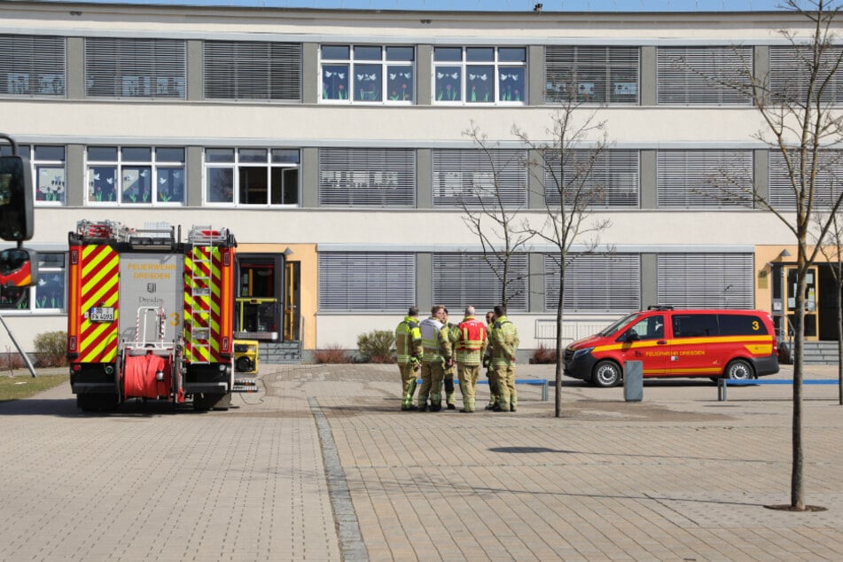 Ein Bücherregal im Erdgeschoss der Grundschule war in Brand geraten und musste von den Feuerwehrleuten gelöscht werden.