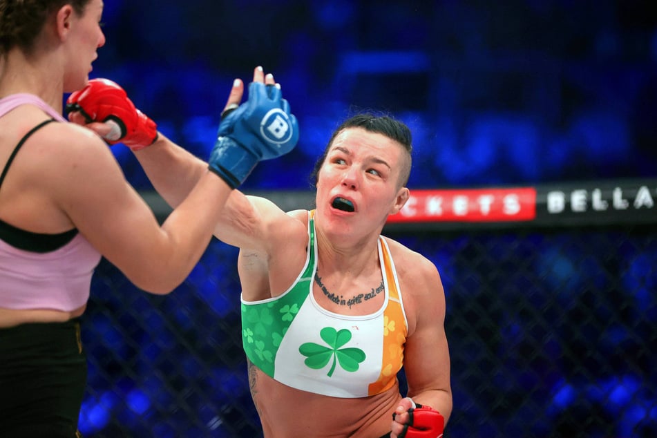 Normalerweise prügelt die Kampfsportlerin im Cage auf ihre Gegnerinnen ein - diesmal waren zwei Polizisten die Leidtragenden.