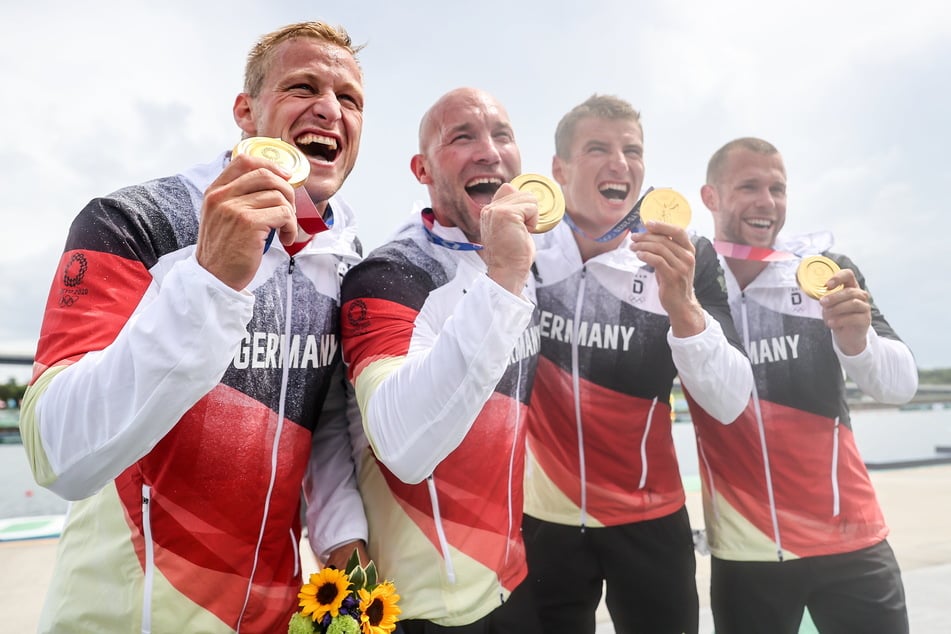 Kajak-Vierer aus Deutschland mit Max Rendschmidt (29), Ronald Rauhe (41), Tom Liebscher (29) und Max Lemke (26) jubeln über Gold.