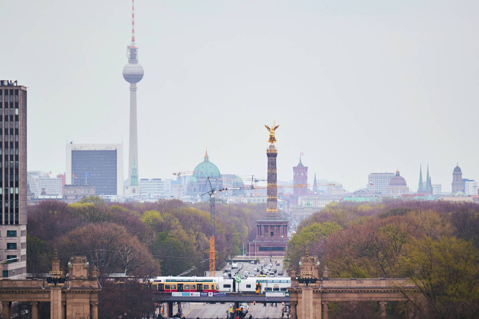 Nach einem warmen Wochenende und -beginn kühlt es sie in Berlin und Brandenburg zunächst wieder ab. (Archivfoto)