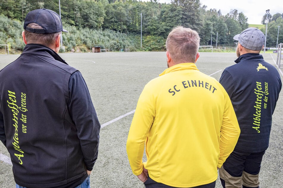 Der Vorstand des SC Einheit und Mitglieder vom "Altblechtreffen" gedenken im Stillen des verstorbenen 21-jährigen Oldtimer-Fans.