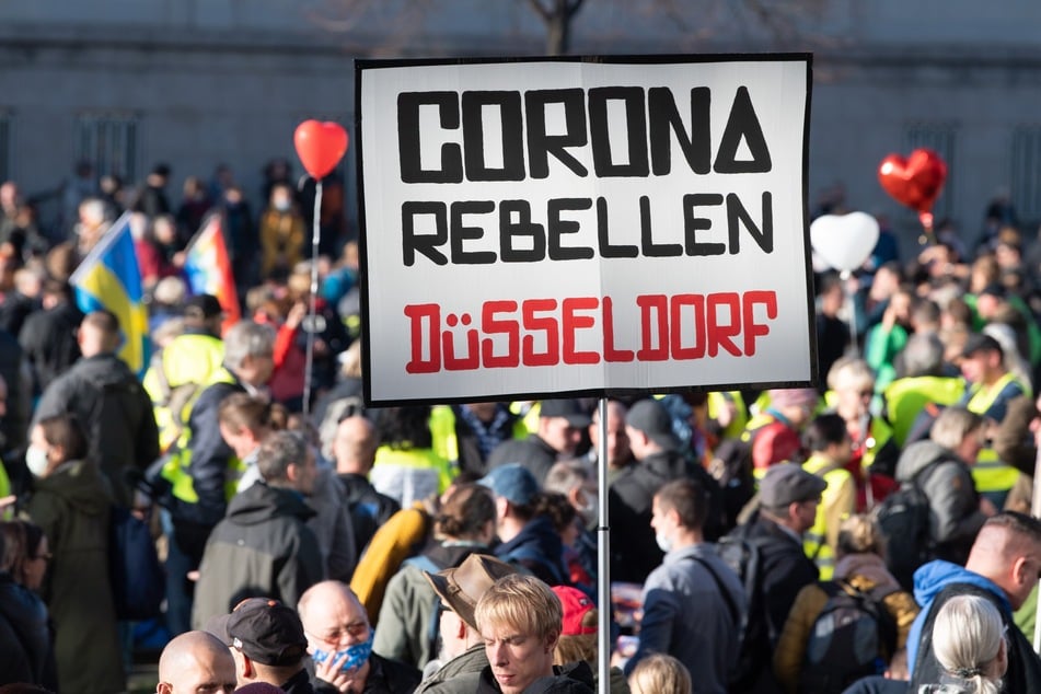 Die "Corona-Rebellen Düsseldorf" und rund 20 "Querdenker"-Gruppen in NRW werden ab sofort vom Verfassungsschutz beobachtet.