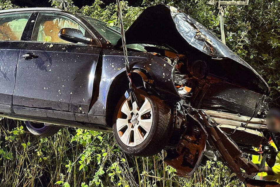 Auto kracht gegen Baum: Doch wer saß am Steuer?