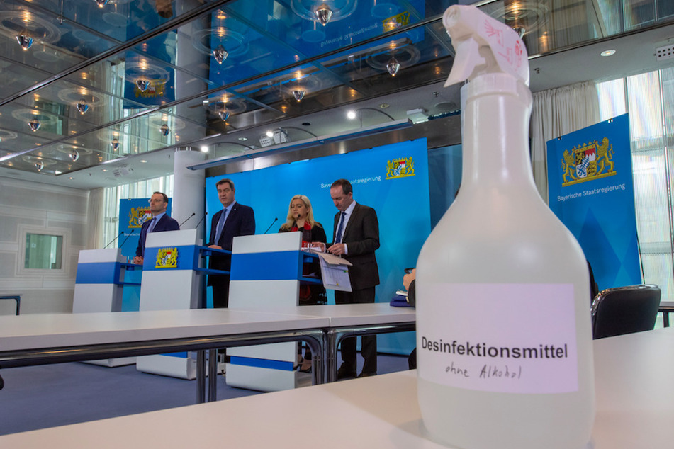 Jens Spahn (l-r) (CDU), Bundesgesundheitsminister, Markus Söder (CSU), Ministerpräsident von Bayern, Melanie Huml (CSU), Staatsministerin für Gesundheit und Pflege, und Hubert Aiwanger (Freie Wähler), stellvertretender Ministerpräsident und Staatsminister für Wirtschaft, Landentwicklung und Energie, nehmen nach der Sitzung des bayerischen Kabinetts an einer Online-Pressekonferenz in der Staatskanzlei teil.