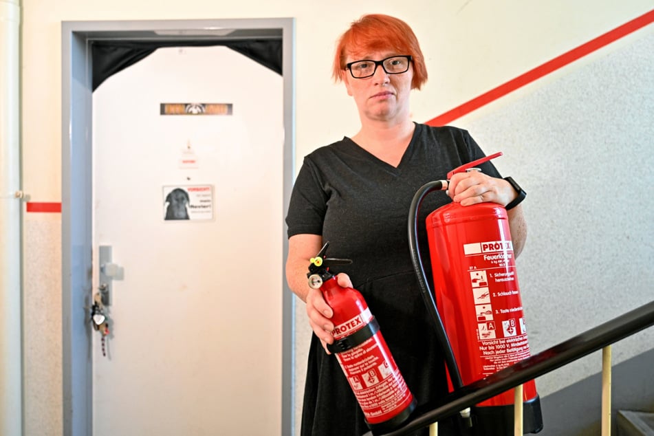 Melanie Rieck (37) hat sich auf eigene Kosten Feuerlöscher gekauft, in den oberen Stockwerken Rauchmelder angebracht.