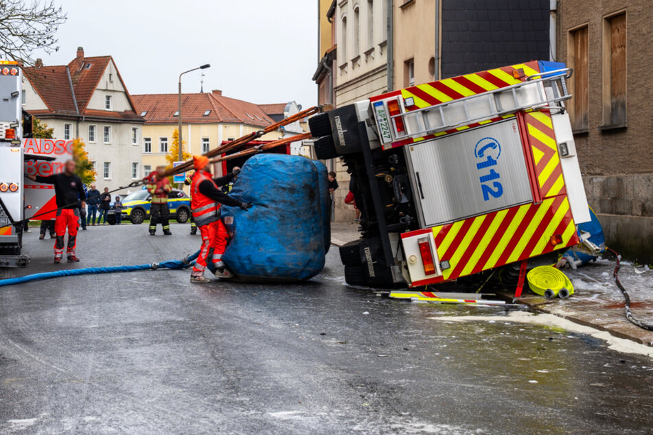 Feuerwehrauto verunglückt auf Einsatzfahrt: 130.000 Euro Schaden