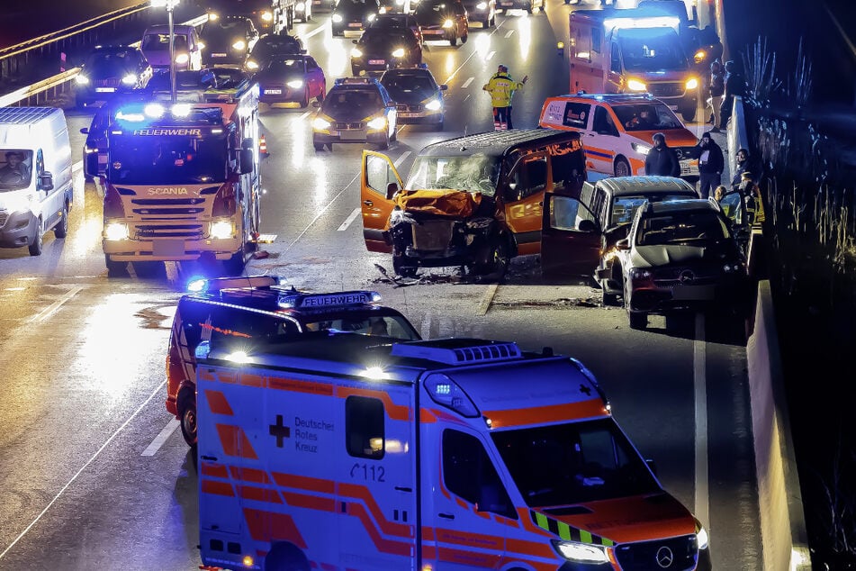 Unfall A5: Mercedes Sprinter kracht in Stauende: 15 Verletzte bei schwerem Unfall auf der A5