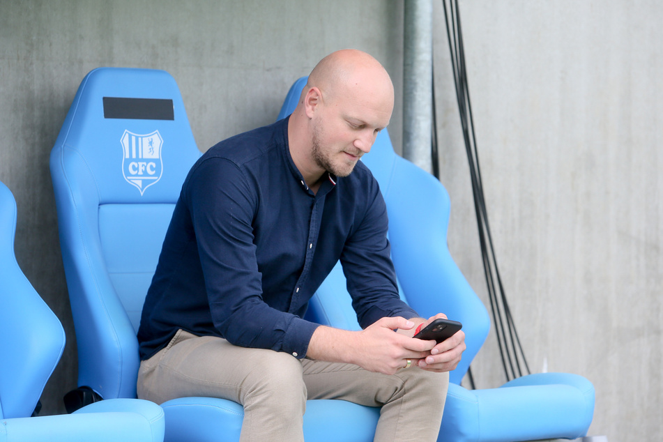 Das Handy immer griffbereit! Sportdirektor Armin Causevic hatte bei der Suche nach einem klassischen Mittelstürmer einige Kandidaten an der Strippe, doch letztlich scheiterten die Gespräche am engen Finanzrahmen der Himmelblauen.