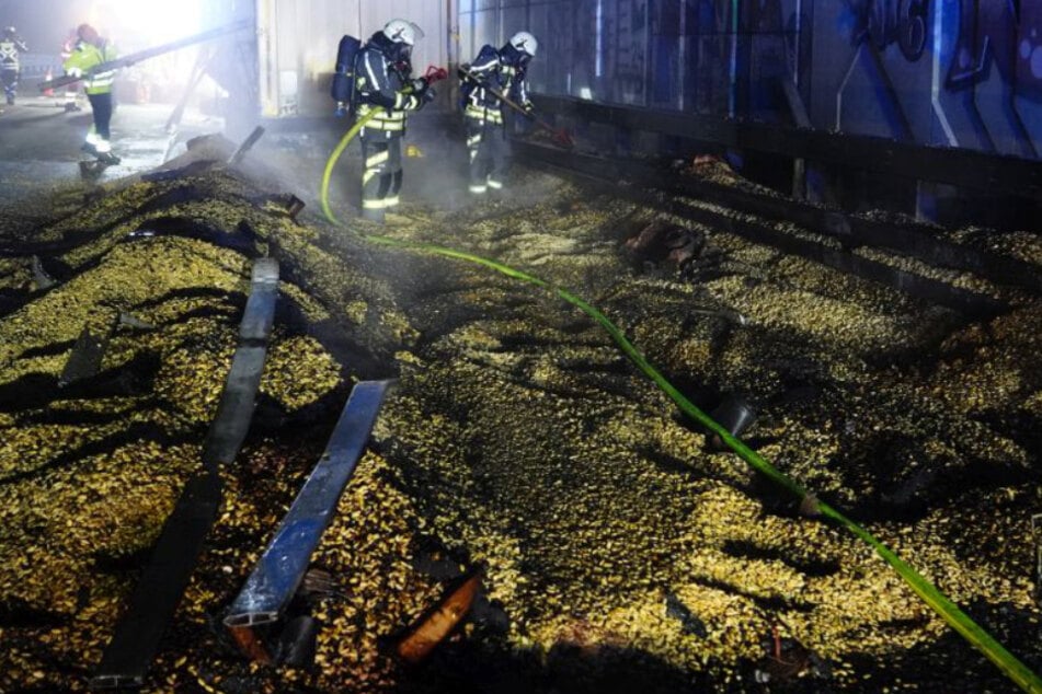 Lkw fängt Feuer: "Gebrannte" Mandeln überall auf der Autobahn!