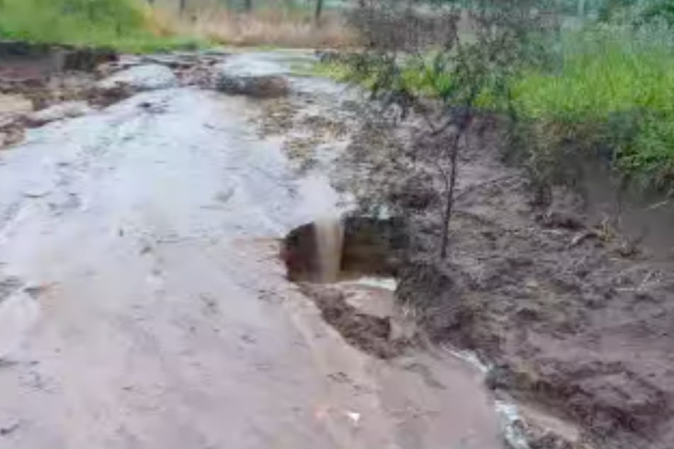 Die starken Regenfälle in Brasilien haben die Straße zu Ulrikes Farm weggespült.