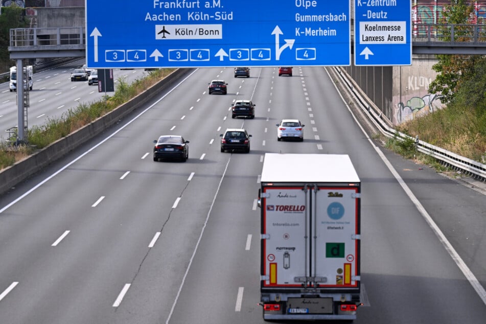 In Nordrhein-Westfalen dürfen Lkw auch an Sonn- und Feiertagen bis zum 31. Oktober fahren. (Symbolfoto)
