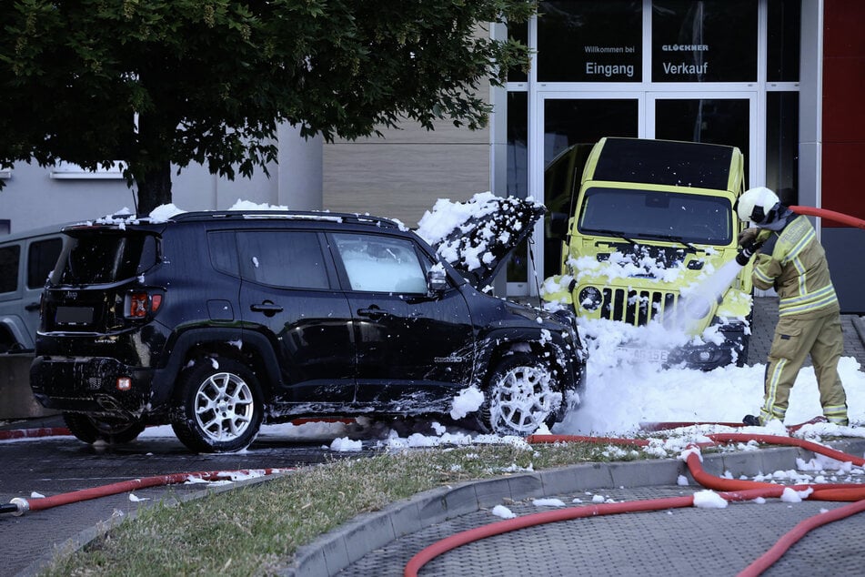 Mit einem Schaumrohr löschten die Einsatzkräfte das brennende Fahrzeug.