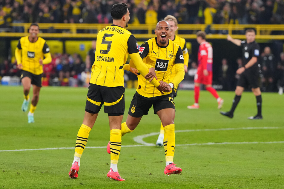 Donyell Malen (r.) brachte den BVB mit seinem Dosenöffner zum 1:0 auf die Siegerstraße.