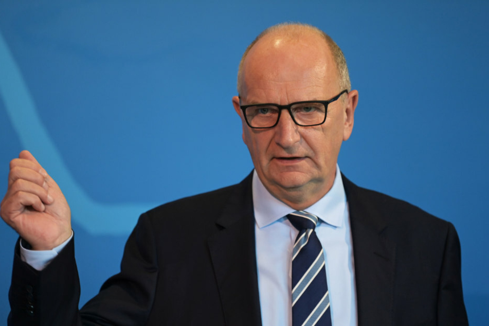 Dietmar Woidke (58, SPD), Ministerpräsident von Brandenburg, spricht während einer Pressekonferenz in der Staatskanzlei über die neuen Verordnungen zur Eindämmung der Corona-Pandemie.