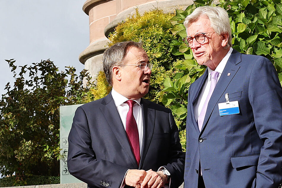 Armin Laschet (l, 60, CDU), Ministerpräsident von Nordrhein-Westfalen, und Volker Bouffier (69, CDU), der Ministerpräsident von von Hessen nahmen beide an der Ministerpräsidentenkonferenz in Königswinter teil.