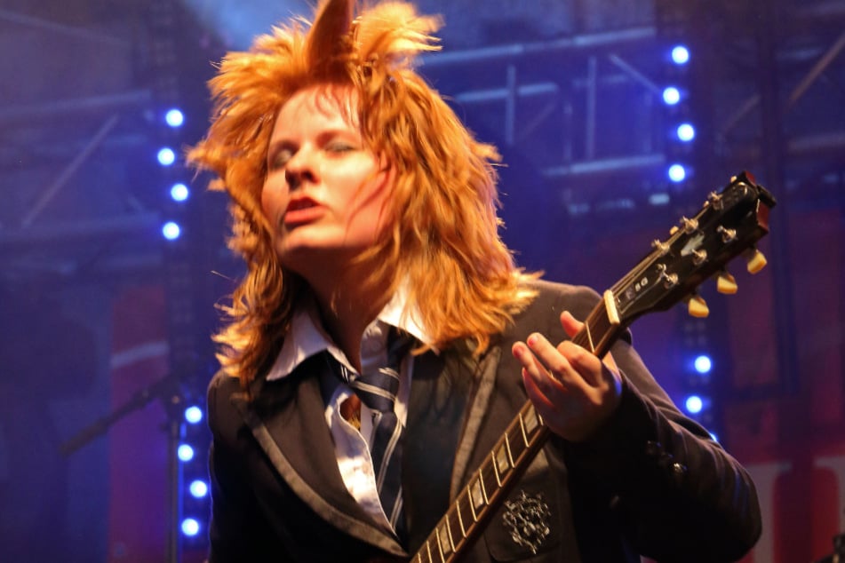 Als "Little Miss Angus" rockt Alexa auf der Bühne, eine Anspielung an AC/DC-Gitarrist Angus Young (65).
