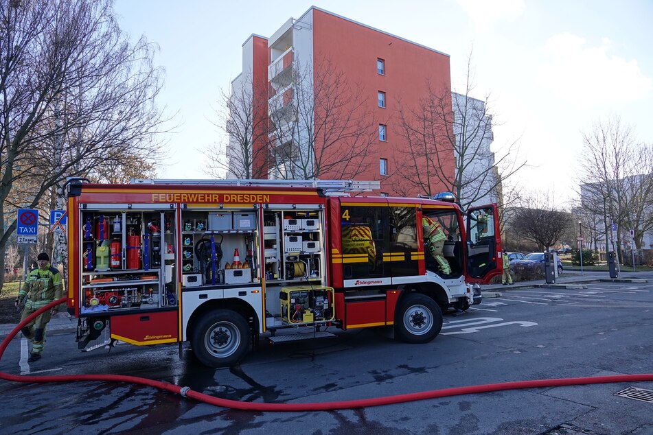 Wohnungsbrand in Gorbitz: Der Leutewitzer Ring musste zeitweilig voll gesperrt werden.