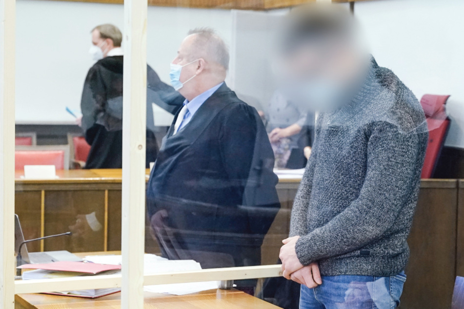 Mit Staubsauger 60.000 Euro aus Tresor geholt und Kassiererin gefesselt: Jetzt muss der Räuber in den Knast!