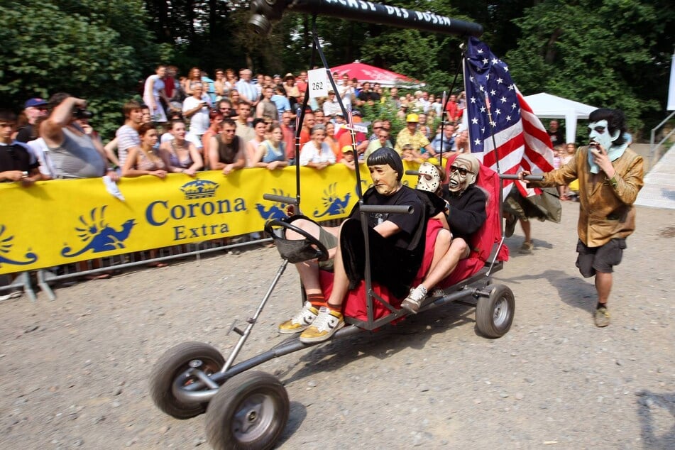 Maskiert und mit Ami-Fahne raste dieses Team beim siebten Rennen 2007 gen Ziel. (Archivbild)