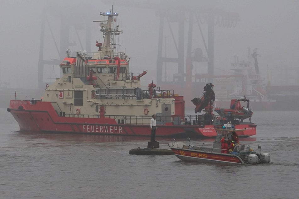 Die Feuerwehr suchte mit Booten auf der Elbe nach den angeblich vermissten Schwimmern.
