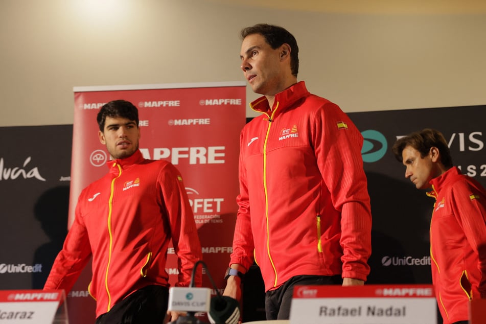 Spain's Rafael Nadal (c.), Carlos Alcaraz (l.), and David Ferrer after a Davis Cup press conference.